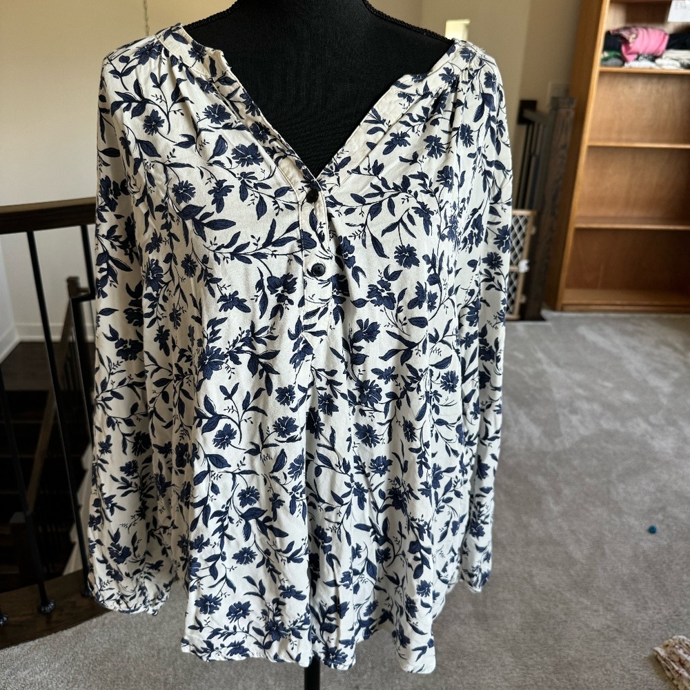Super cute  Old Navy top in great condition. Size XXL